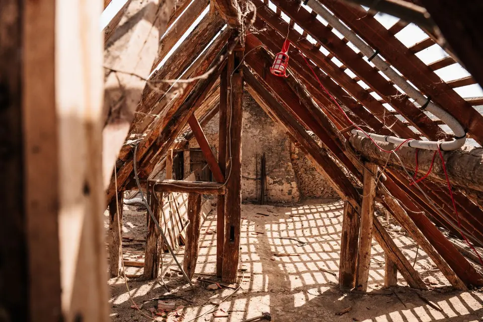 Charpente en bois apparente dans des combles en cours de rénovation