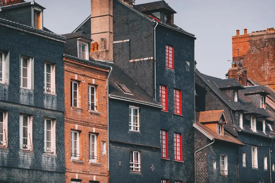 Façades et toitures de maisons anciennes de la région bruxelloise