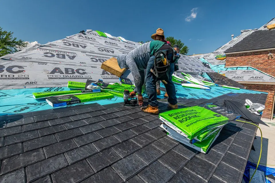 Rénovation complète d'une toiture en tuiles sur une maison en brique