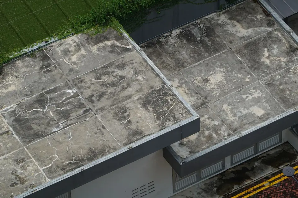Toiture plate étanchée à la membrane sur un immeuble